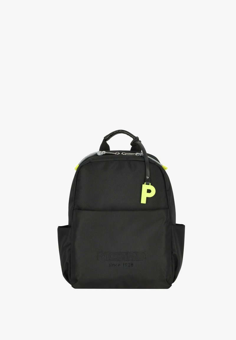 Schwarzer Nylon-Rucksack mit strukturiertem Oberflächen, ausgestattet mit einem auffälligen gelben Buchstaben "P" Schlüsselanhänger und einem Reißverschluss.