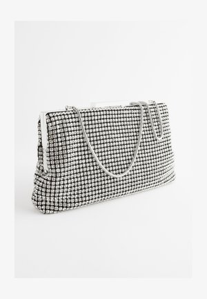 Czarna prostokątna kopertówka pokryta srebrnymi cekinami z cienkim srebrnym łańcuszkiem na białym tle.