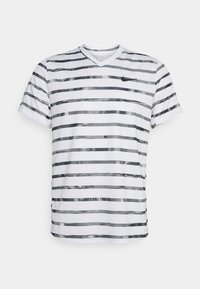 Vit sportt-shirt med horisontella svarta ränder och ett subtilt mönster. Har en v-ringning och korta ärmar, tillverkad av ett lätt material.