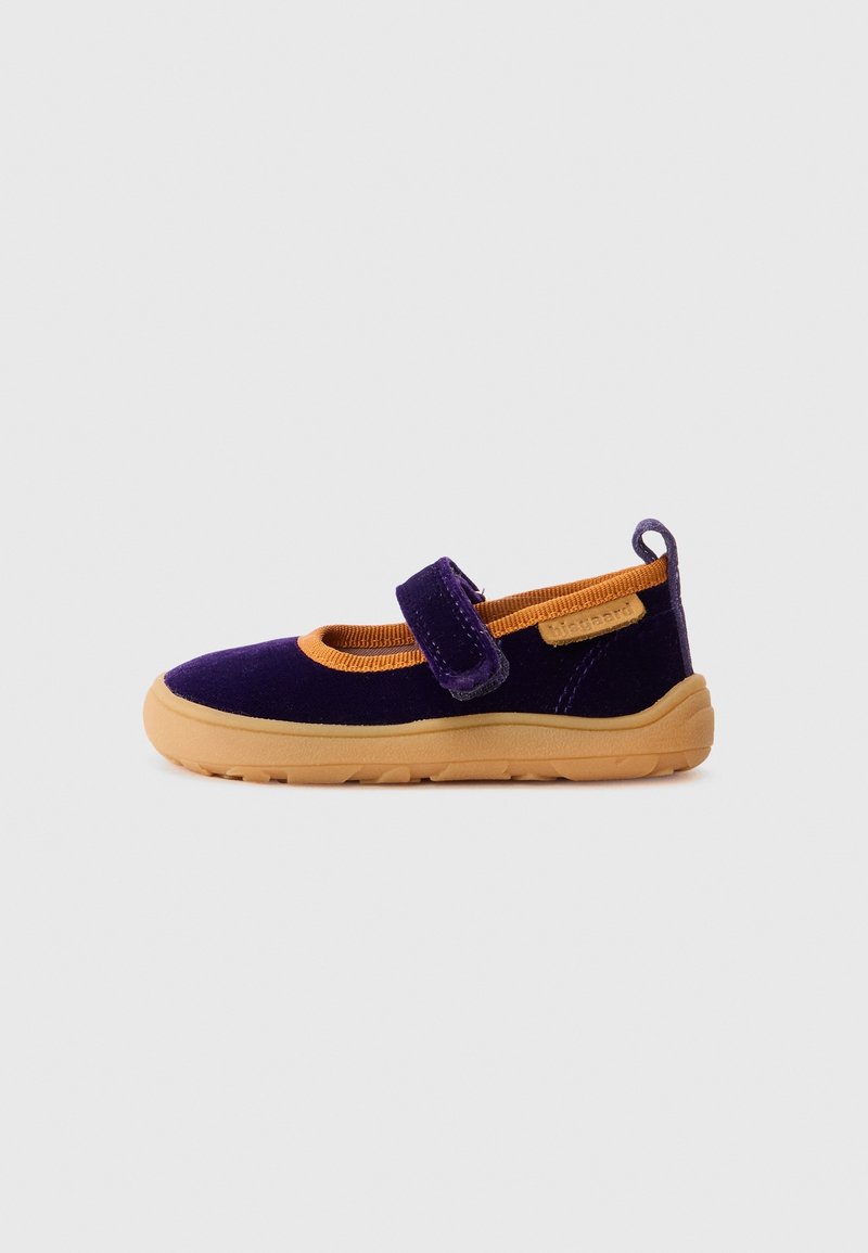 Chaussure Mary Jane pour enfant de couleur violet foncé avec bordure orange, semelle beige et bride Velcro réglable sur fond blanc.