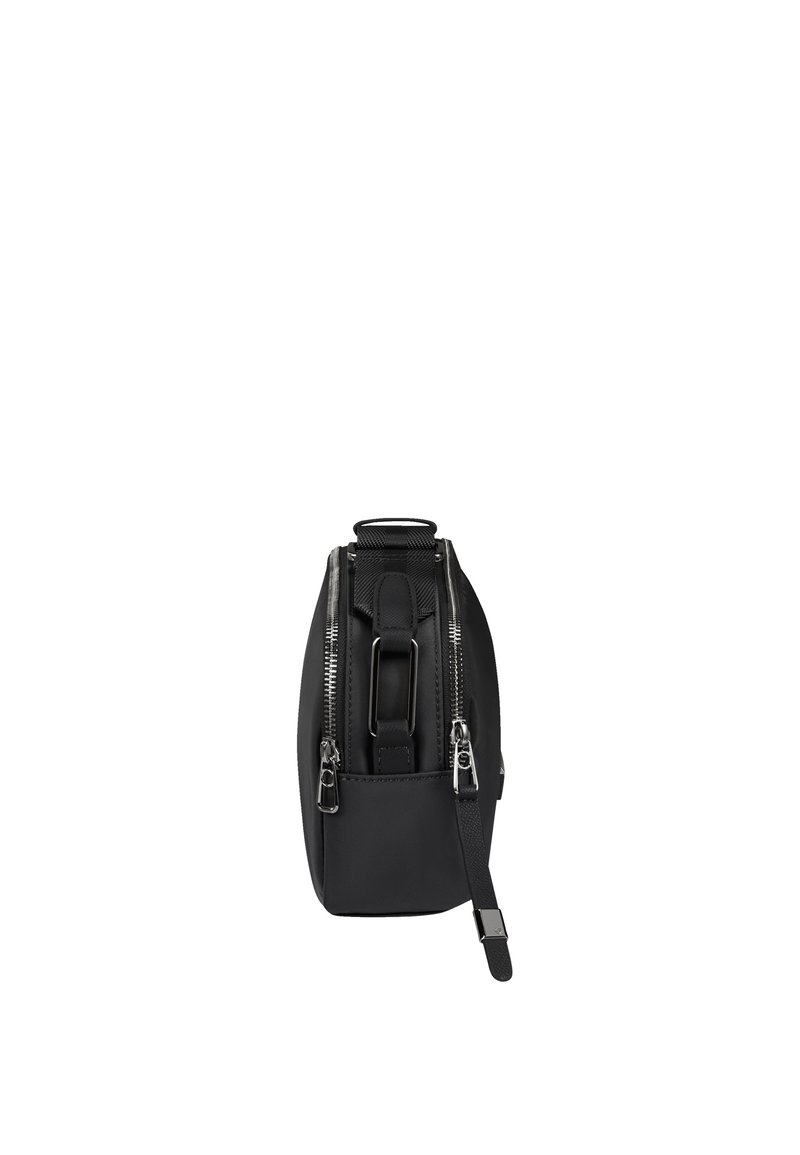 Schwarze vegane Lederhandtasche mit silberfarbigen Reißverschlüssen, einem flachen Schultergurt und einer kompakten rechteckigen Form. Keine zusätzlichen Akzente.