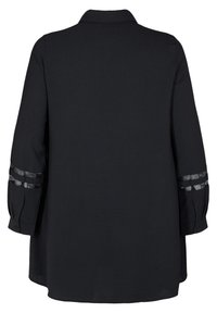 Blouse noire à manches longues avec col et deux bandes horizontales en dentelle sur chaque manche au-dessus du poignet.