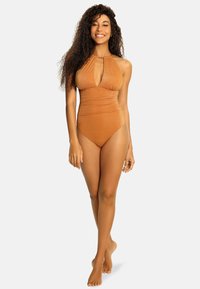 Jednoczęściowy kostium kąpielowy w metalicznym brązie z dekoltem w kształcie litery V, podkreślony fałdami i wycięciem na klatce piersiowej. Gładka tekstura.