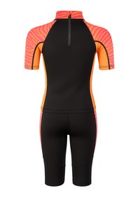 Une combinaison de plongée à manches courtes avec un corps noir et des accents rayés orange et rose vifs sur les épaules et les côtés, fermeture à glissière dans le dos.