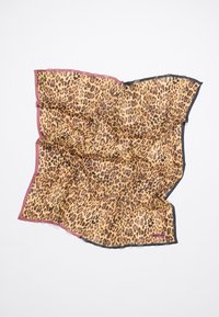 Sciarpa in seta con stampa leopardata, dal texture liscia, con un bordo bordeaux e bordatura nera, che presenta un aspetto stropicciato.