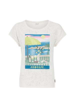Biely tričko s krátkym rukávom s farebnou grafikou plážovej scény s nápojmi, slnkom a palmami. Text znie "PROTEST."