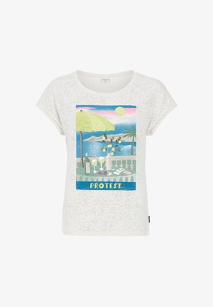 Weißes Kurzarm-T-Shirt mit einem bunten Grafikmotiv einer Strandszene, die Getränke, Sonne und Palmen zeigt. Der Text lautet "PROTEST".