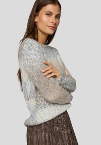 Leichter Pullover aus weichem Strick mit einem Farbverlauf in Grau-, Creme- und Pfirsichtönen. Verfügt über einen abgerundeten Ausschnitt und gerippte Bündchen.