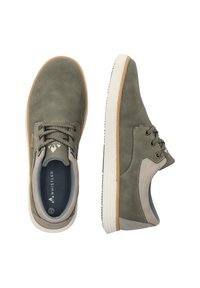 Gröna canvas snörskor med grå detaljer, en vit gummisula och en texturerad ovandel med subtila perforeringar.