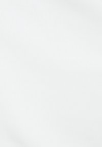 Mężczyzna w żółtej kurtce i kobieta w różowej kurtce jeżdżą na elektrycznych hulajnogach po chodniku, w tle widać samochody i miejskie budynki.