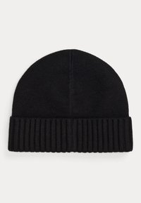 Czarna dzianinowa czapka typu beanie z prążkowanym mankietem. Materiał wydaje się miękki, a design ma zaokrąglony szczyt z bezszwowymi krawędziami.