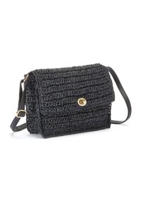 Schwarze gewebte Handtasche mit einem strukturierten, geflochtenen Muster. Verfügt über eine umklappbare Klappe mit einem goldfarbenen Knopfverschluss und einem abnehmbaren Lederriemen.