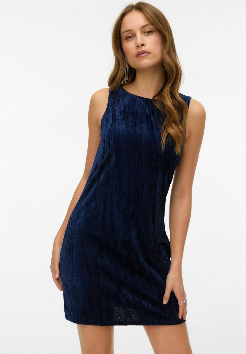 Mörkblå ärmlös klänning i en strukturerad, ribbad tyg. Slim fit och knälång, med rundad halsringning. Minimalistisk design.