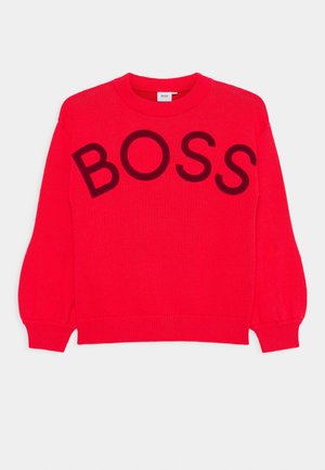 Rød strikket crewneck-trøje med ribbede manchetter og kant, med stort sort "BOSS"-tekst diagonalt hen over brystet.