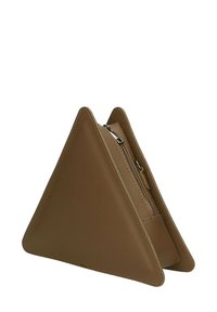 Borsa triangolare in pelle marrone chiaro con finitura texturizzata, dotata di chiusura con zip su un lato per l'accesso.