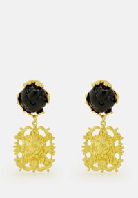 Boucles d'oreilles dorées avec des sommets en forme de rose noire et des pendentifs tombants ornés de filigrane avec des détails complexes.
