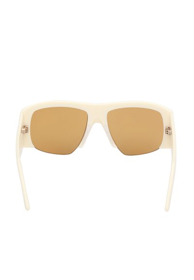 Gafas de sol rectangulares con montura de plástico color crema, lentes ahumados marrones y detalles metálicos plateados en las patillas. Diseño minimalista.