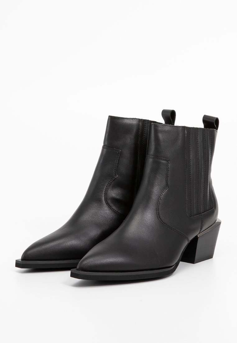 Stivali ankle in pelle nera con punta affusolata, pannelli laterali elastici e tacco a blocco. Texture liscia con dettagli di cucitura minimi.