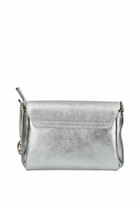 Borsa a mano in pelle argentata con finitura texture, chiusura a pattina e una tracolla in oro per opzioni di trasporto versatili.
