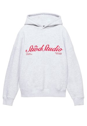 Grijze hoodie van gestructureerde stof, met een kangoeroezak aan de voorkant, capuchon met trekkoord en opvallende rode bedrukte tekst op de borst.