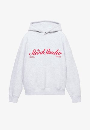 Grijze hoodie van gestructureerde stof, met een kangoeroezak aan de voorkant, capuchon met trekkoord en opvallende rode bedrukte tekst op de borst.