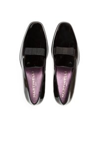 Mocasines de charol negro con una textura suave y elegante, que cuentan con bandas elásticas a juego y un interior púrpura con un diseño dorado.