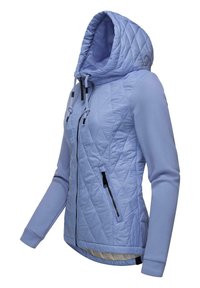 Veste matelassée bleu clair avec capuche, dotée de poches zippées latérales et d'une coupe ajustée. Tissu doux avec une texture lisse et des poignets côtelés.