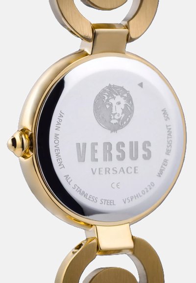 Reloj de acero inoxidable dorado con caja circular y grabado del logo. Superficie lisa y brillante, resistente al agua y con movimiento japonés.
