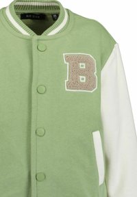 Grön collegetjacka i bomull med vita ärmar, prydd med en texturerad beige 'B' och tryckknappar. Ribbad krage och sidofickor ingår.