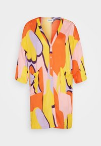 Wielokolorowa, oversize'owa koszula z pomarańczowymi, żółtymi, różowymi i lawendowymi abstrakcyjnymi wzorami. Zawiera listwę guzikową oraz dwie kieszenie z przodu.