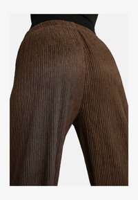 Vybrané, brown mocca