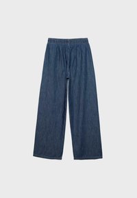 Luźne niebieskie spodnie dżinsowe z elastycznym pasem i szerokimi prostymi nogawkami, ułożone płasko na jasnym tle.