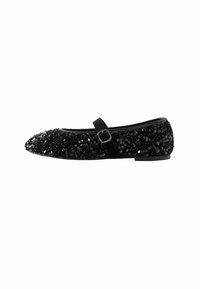 Zapato de ballet plano negro con punta redondeada, decorado con lentejuelas, que presenta una correa decorativa en el tobillo y un upper de tela texturizada.