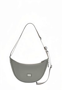 Geantă de umăr gri, curbată, din material sintetic neted, cu o curea subțire reglabilă și un mic patch cu logo pe partea din față.