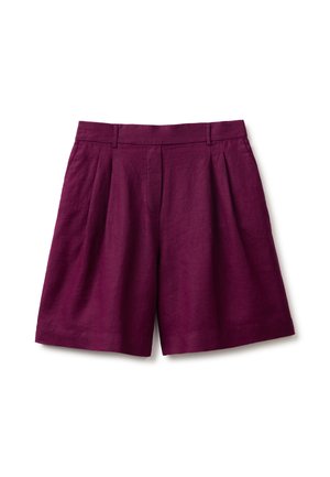 Short taille haute prune violet avec plis, passants de ceinture et jambes larges, présenté sur fond blanc.