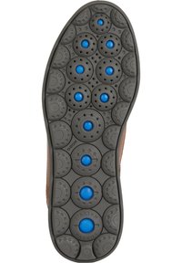 Suola della scarpa con una superficie in gomma grigia strutturata, caratterizzata da un motivo a piccoli punti circolari e accenti blu, progettata per favorire traspirabilità e aderenza.
