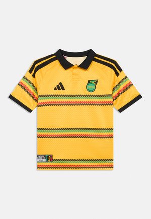 Maillot de football jaune avec col noir, bandes noires Adidas, bandes horizontales multicolores à motifs, blason de la Fédération jamaïcaine de football et écusson Bob Marley.