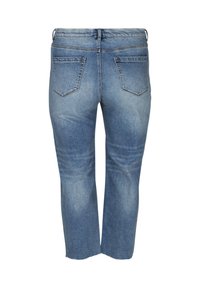 Blauwe vervaagde denim jeans met achterzakken en onafgewerkte zoom, gezien van achteren tegen een witte achtergrond.