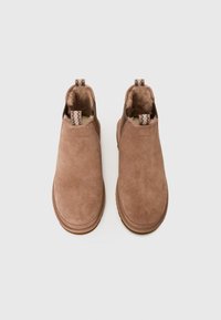 UGG NEUMEL CHELSEA - Klasikiniai aulinukai - rocky oak