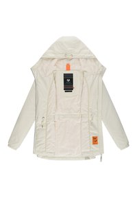 Hvit isolasjonsjakke med hette, frontglidelåser, en oransje aksentflik og et mykt, teksturert fôr med en dekorativ merkelapp.