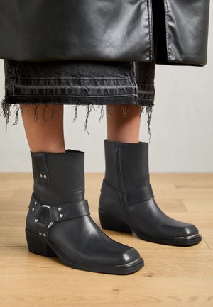 Kauboi/mootorratturi poolsaapad - black