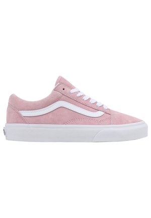 Zapatillas bajas de ante rosa con cordones blancos y una franja lateral blanca. Presentan una suela de goma texturizada y un diseño minimalista.