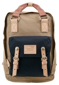 Bordowy i granatowy plecak z skórzanymi akcentami, w kwadratowym kształcie, z przednią kieszenią zabezpieczoną paskami oraz naszywką z logo. Powierzchnia o fakturowanej tkaninie.