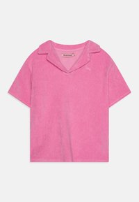 Rosa kort polo skjorte laget av mykt stoff, med krage, korte ermer og en liten logo detaljer foran.