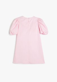 Roze katoen jurk met pofmouw en ronde halslijn, met knoopsluiting aan de achterkant en een rechte snit. Zachte textuur met een gladde afwerking.