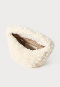 Crème-kleurige handtas van zacht, textured stof met een vlezige oppervlakte. Het heeft een ritssluiting en een beige interieur.