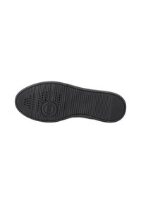 Suela de zapato de goma negra con surcos horizontales y verticales, logotipo circular en el centro y agujeros de ventilación esparcidos por toda la superficie.