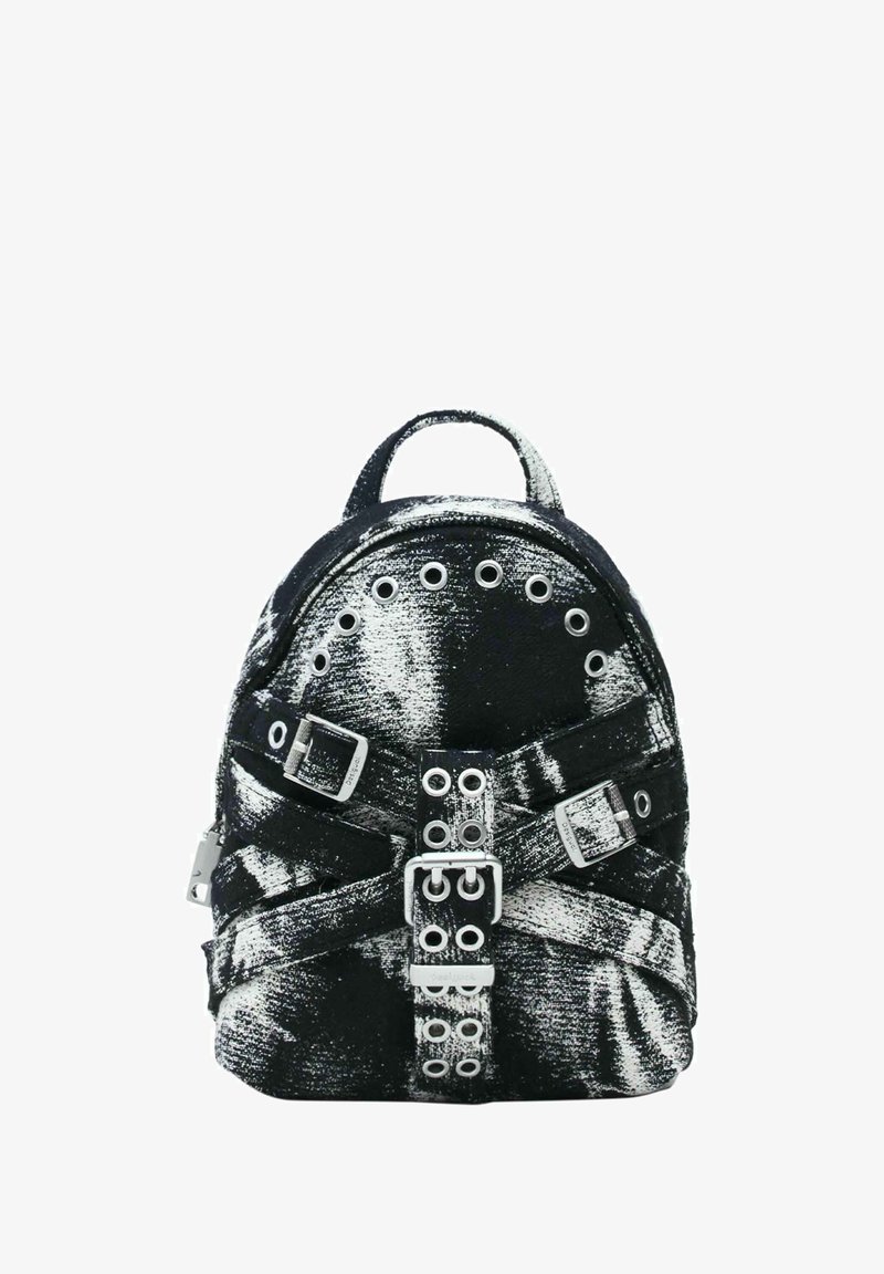 Rucsac din canvas alb-negru, cu accesorii din metal argintiu, detalii cu ochiuri și un design cu prindere prin cataramă. Formă rotunjită cu o mână de sus.