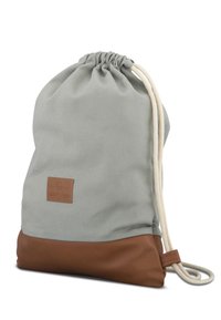 Zaino a sacchetto in tessuto grigio chiaro con base in pelle marrone. Presenta una toppa con logo e cordini color crema. Texture liscia.