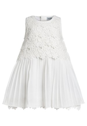 Witte jurk met een textuur van bloemenkant op het lijfje en een geplooide rok. De zoom heeft een delicate kanten rand. Sluiting met rits aan de achterkant.